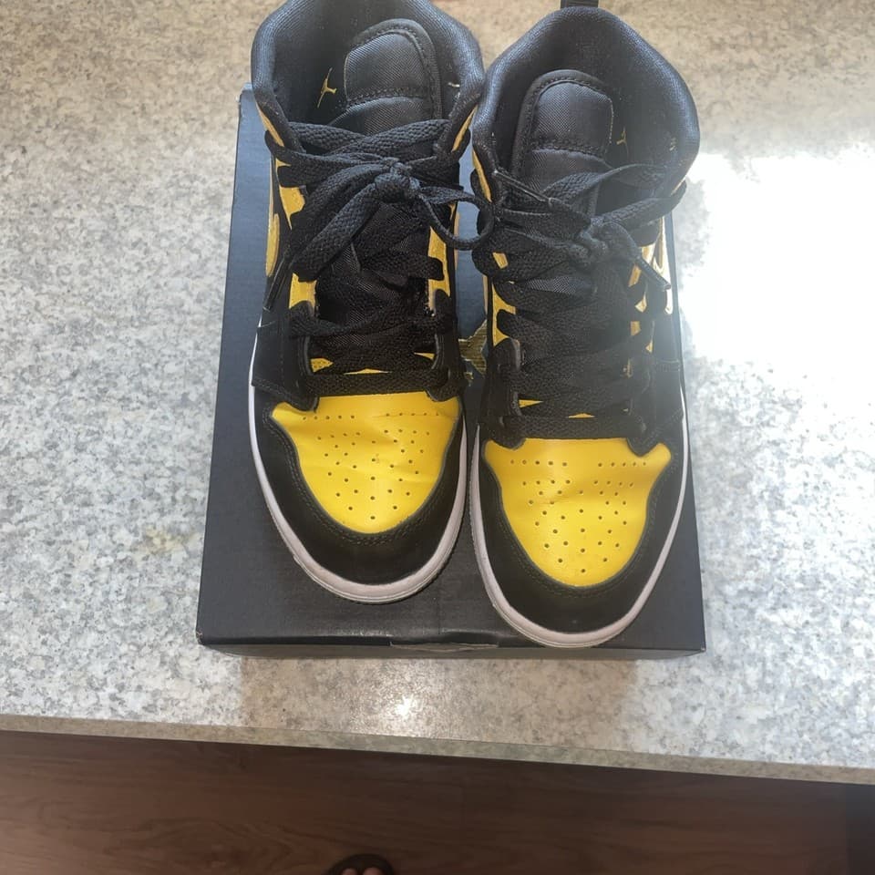 Jordan 1 Mid SE Little Kids' Shoes (Black/White/Varsity Maize)